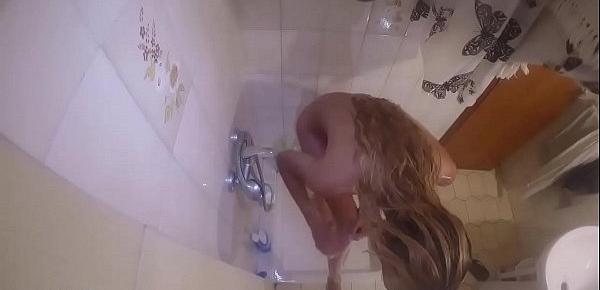  Escondo una cámara en la ducha para follarme a mi amiga delgada